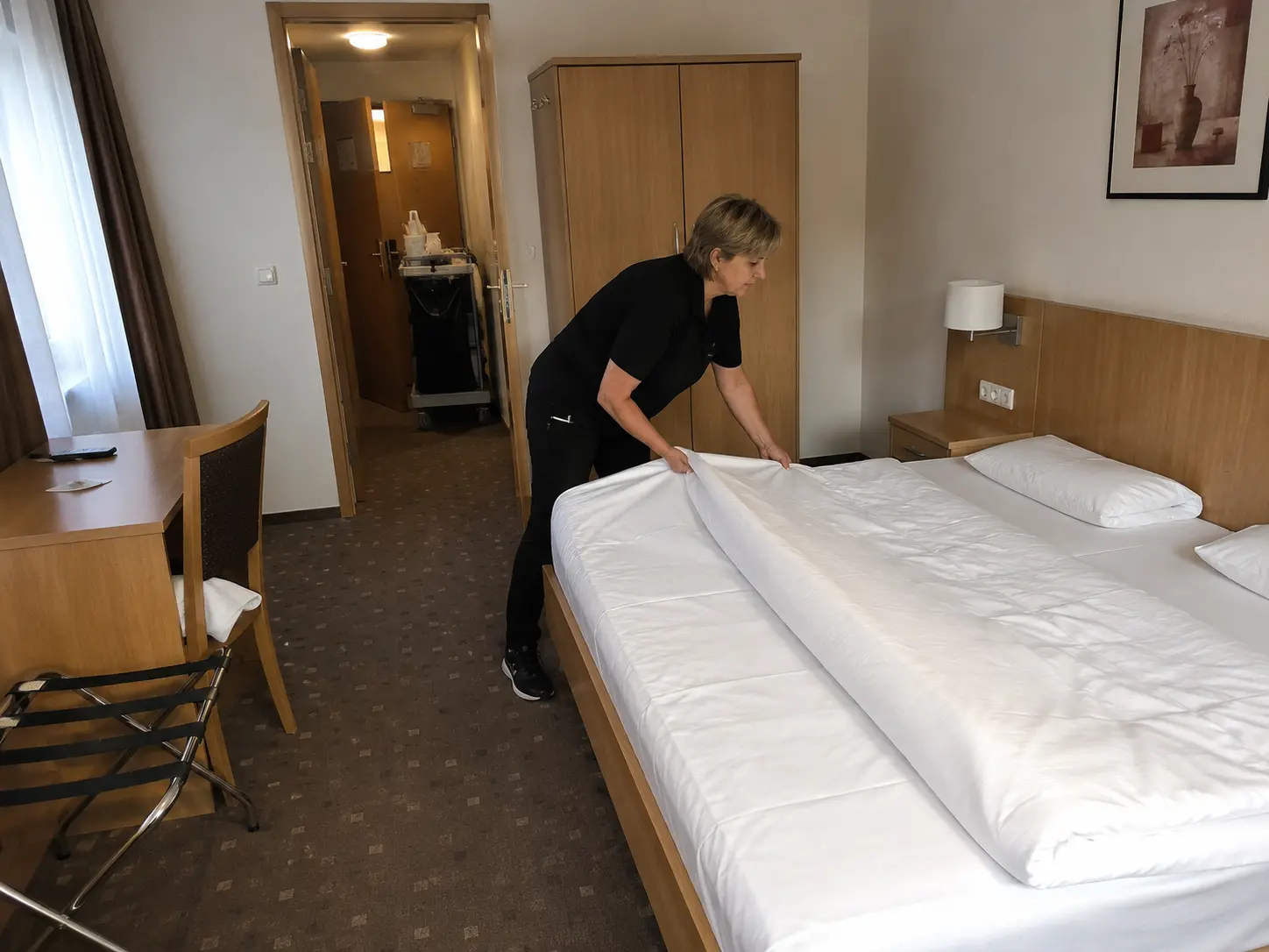 Frisch gereinigtes und bezogenes Zimmer nach Endreinigung einer Ferienwohnung in Rostock