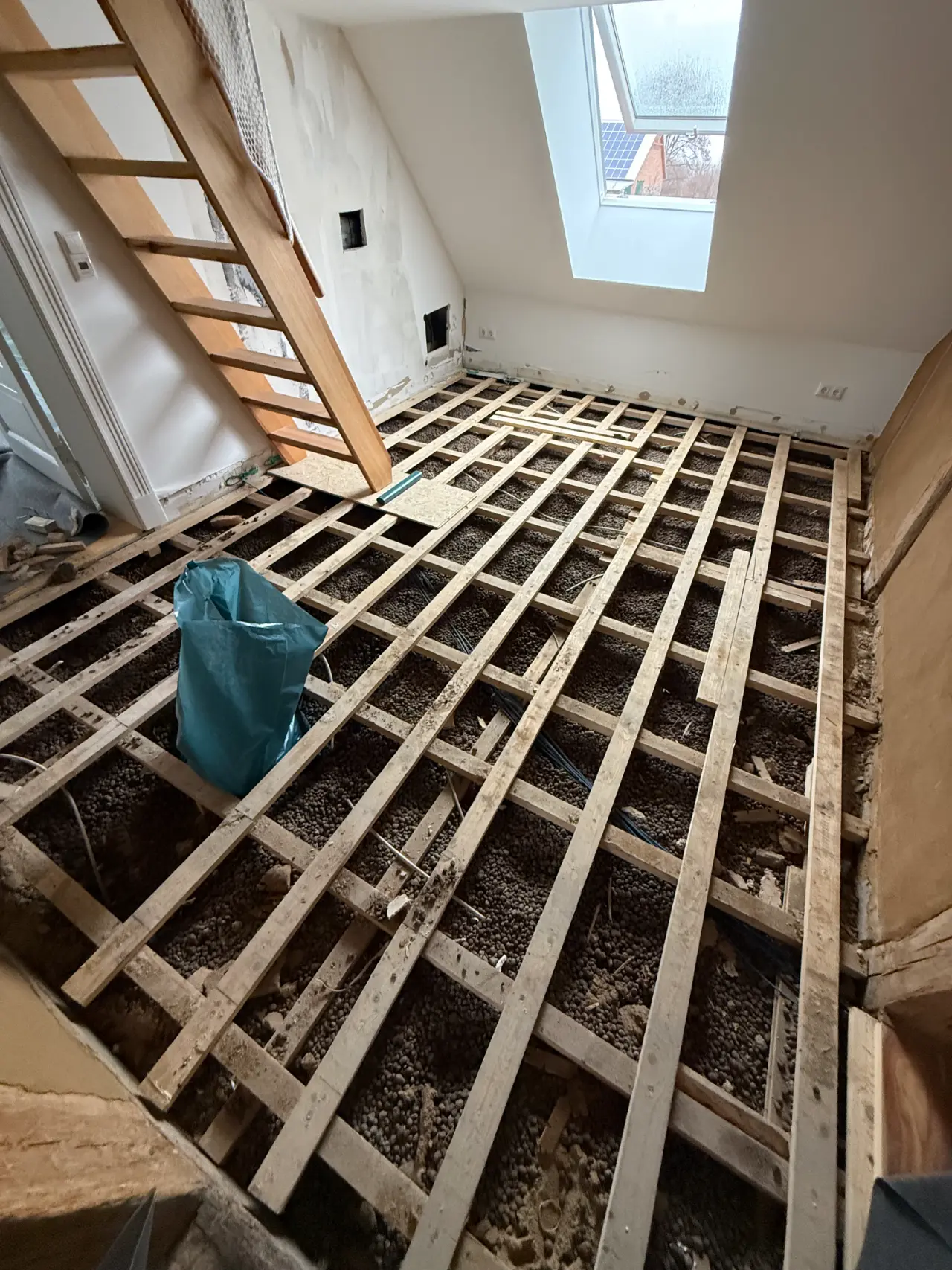 Abriss eines Fußbodens nach Wasserschaden durch das R&H Facility Management Team in Rostock